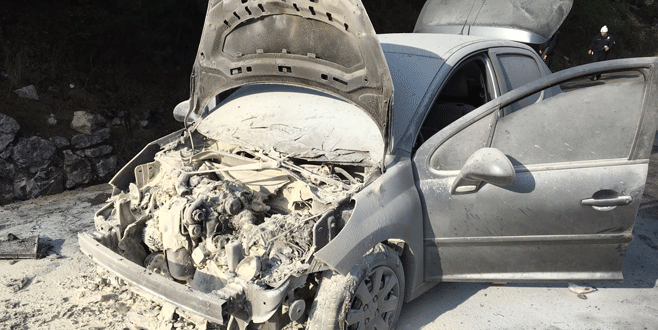 Otomobil bir anda alev aldı!