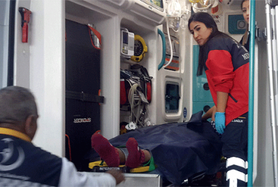 Yaralı kız arkadaşını bırakıp kaçtı