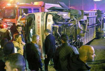 Yoldan çıkan otobüs devrildi