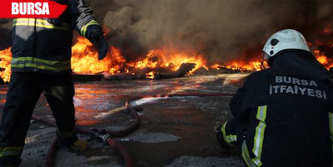 Çakmakla oynarken evi yakıyordu