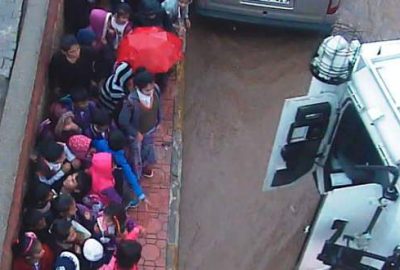 Yağmura yakalanan öğrencilere zırhlı taşıma