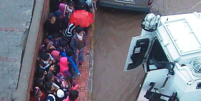 Yağmura yakalanan öğrencilere zırhlı taşıma