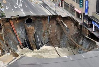 Dev çukur yolu yuttu