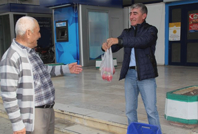 Trump için turp dağıttı