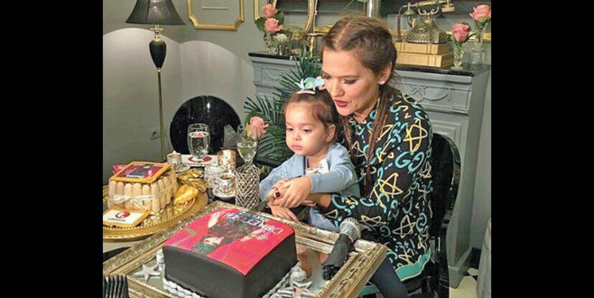 Yeni albümünü kızıyla kutladı