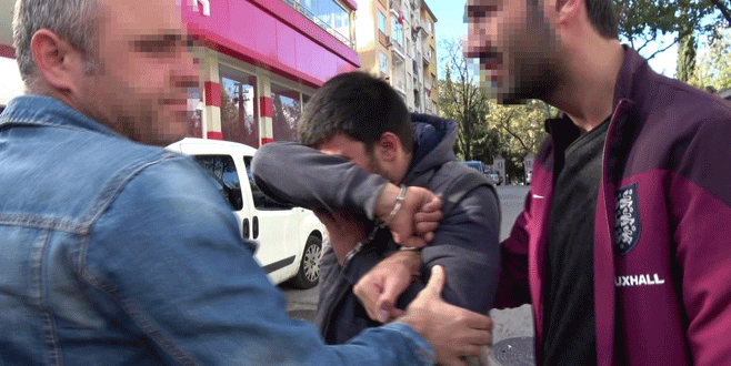 Kapkaççıyı mahalleli yakaladı, polis linçten kurtardı