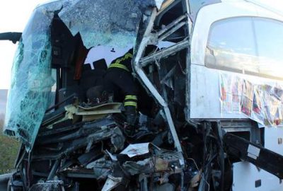 Yolcu otobüsü TIR’a çarptı: 1 ölü, 10 yaralı
