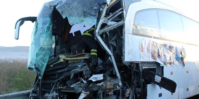 Yolcu otobüsü TIR’a çarptı: 1 ölü, 10 yaralı