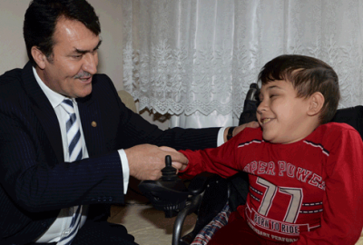 Engelli gence Başkan Dündar’dan yardım eli