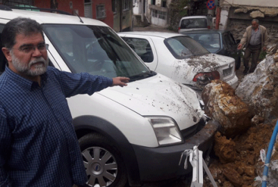 Bursa’da istinat duvarı yıkıldı: 2 araç hasar gördü