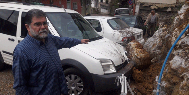 Bursa’da istinat duvarı yıkıldı: 2 araç hasar gördü