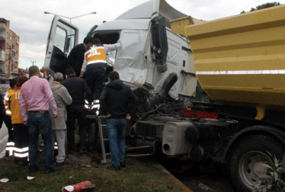 Şerit ihlali yapan TIR, tur midibüsüne çarptı