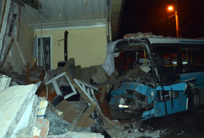 Halk otobüsü eve girdi: 6 yaralı
