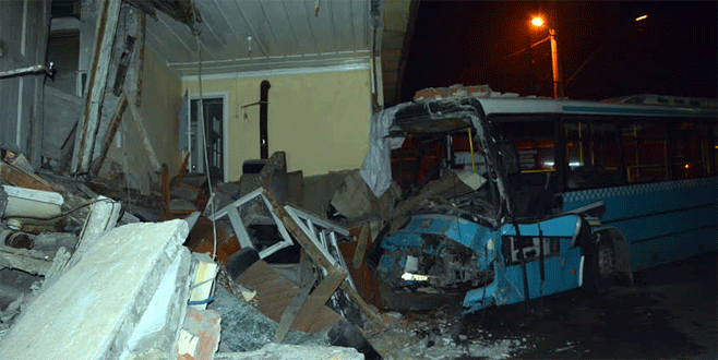 Halk otobüsü eve girdi: 6 yaralı