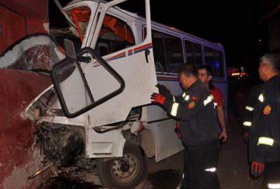 İşçi servisi evin duvarına çarptı: 3 ölü, 8 yaralı