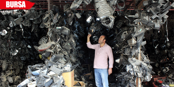 Aracının aynasını yaptıramadı, koleksiyoner oldu