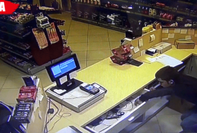 Uyuyan market görevlisine şok yaşattılar