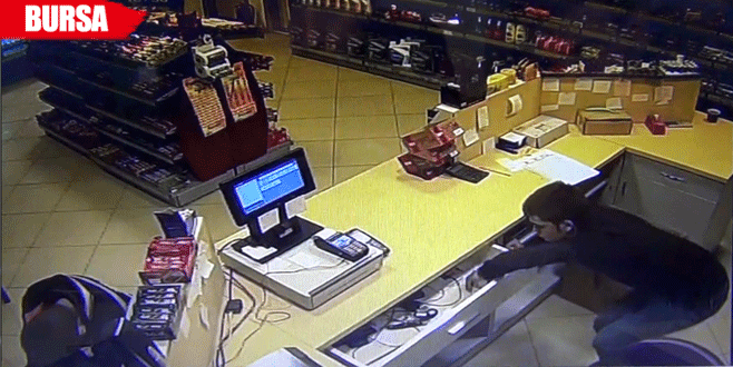 Uyuyan market görevlisine şok yaşattılar