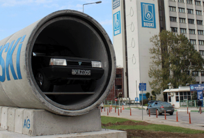 Kanalizasyon borularının içinde otomobil