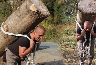 Rize’de 'Rambo' lakaplı Ramazan Çepni, 203 kilo ağırlığındaki kütüğü sırtında