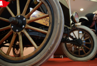 Fuarın gözdesi asırlık otomobil