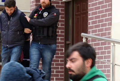 Polisin baskın yaptığı eve uyuşturucu getirince gözaltına alındı