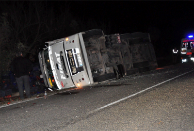 Bursa’da meyve yüklü kamyon devrildi