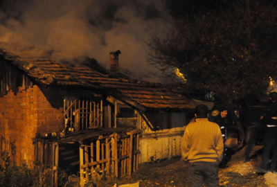 Bursa’da 3 ailenin yaşadığı ev alevlere teslim oldu