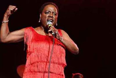 Ünlü şarkıcı yaşamını yitirdi