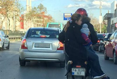 Kendi kask taktı arkadaki eşi ve çocuğunu hiç düşünmedi