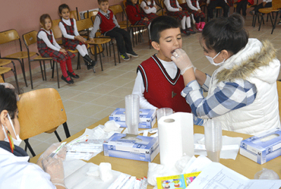 Minik öğrencilere diş sağlığı taraması