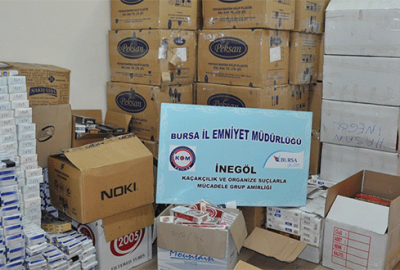 Ayakkabı yüklü kamyonda 600 bin liralık kaçak sigara