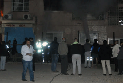 Ateşe verdiği annesinin evinin yanışını izledi