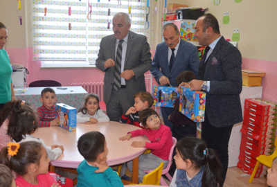 Minik öğrencilere zeytinli hediye paketi