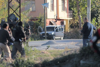 Bomba düzenekli araç ele geçirildi, sürücüsü silahla vuruldu