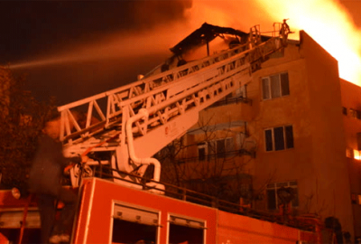 Oğlunu yangından kurtarmak için balkondan aşağı bıraktı