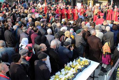 Bursa’da bedava armut izdihamı