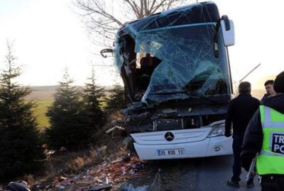 Yolcu otobüsü ile kamyon çarpıştı: 13 yaralı