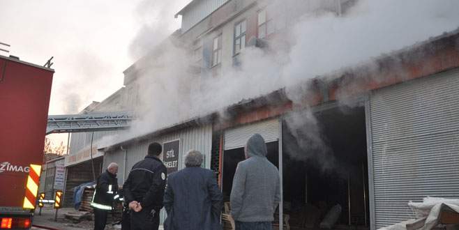Bursa’da mobilya imalathanesinde korkutan yangın!