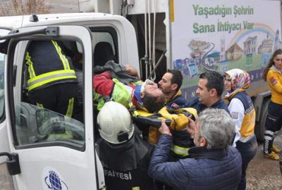 Çöp kamyonu ile araç çarpıştı; 2 yaralı