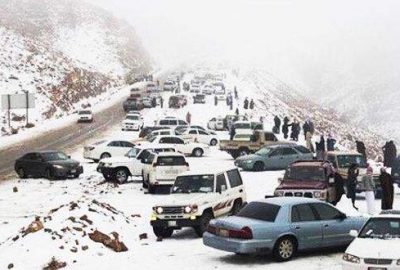 Suudi Arabistan’da çöle aniden kar yağdı