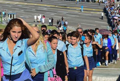 Binlerce Kübalı Fidel için saygı duruşunda