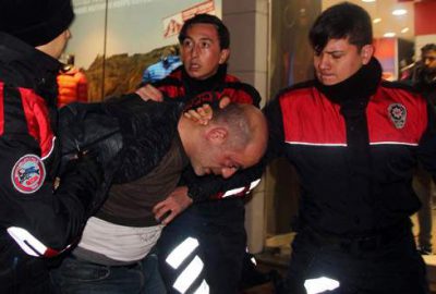 Kimlik kontrolü yapan polise kafa attı