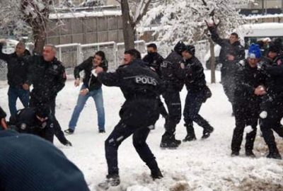 Çevik kuvvet ile vatandaşın kartopu savaşı