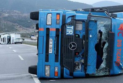Şiddetli fırtına TIR’ları devirdi