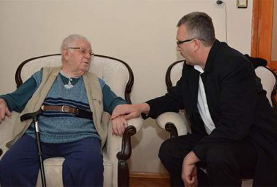 Özkan’dan asırlık çınara ziyaret