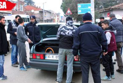 Arabada uyuşturucu partisi yaparken polise yakalandılar