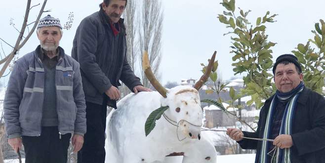 Kardan adam yerine kardan inek yaptılar