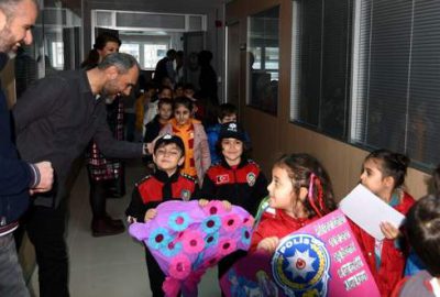 Minik yüreklerden polise destek