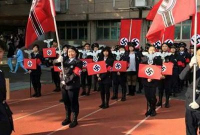 Okulda Nazi geçit töreni düzenlediler